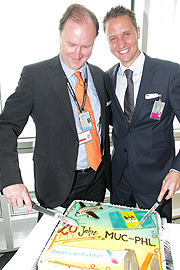 Andreas Spengl, Account Manager American Airline, und Oliver Dersch, Flughafen München beim "cake cutting" (©Foto: Marikka-Laila Maisel)